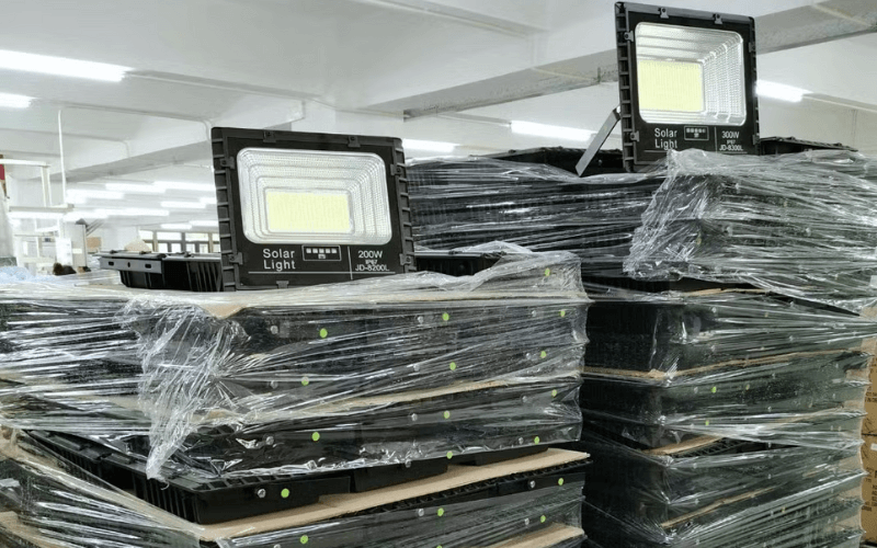 Solar Flood Light Pallet Packing